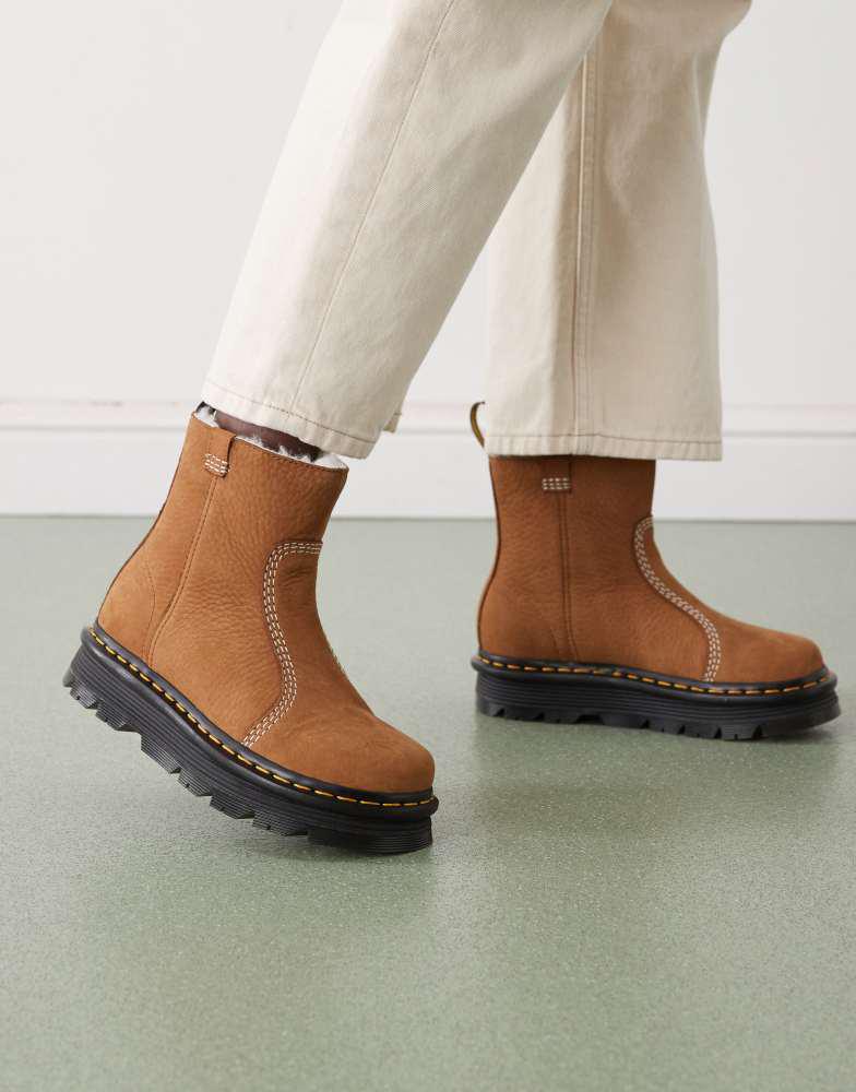 マーチン シャーラ ーペグ Shop Dr Martens ZebZag shearling lined Rigger boot in brown on