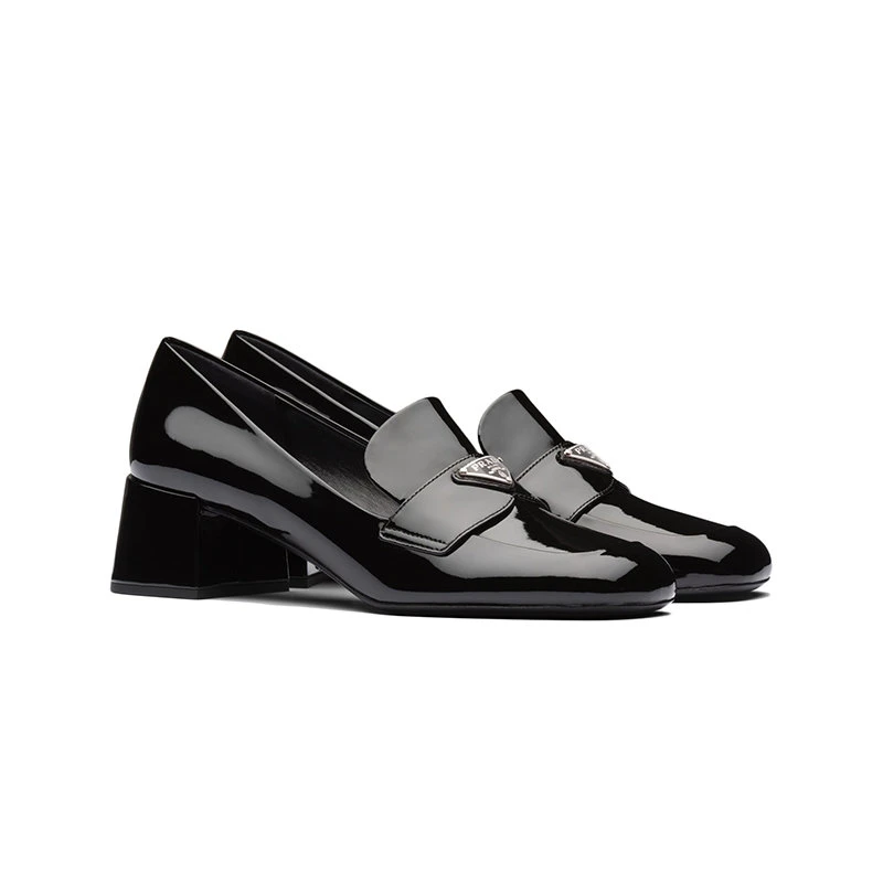 商品Prada|【预售3-7天】PRADA/普拉达  Mocassini Triangolo系列 女士黑色皮革饰涂珐琅三角形金属徽标漆皮乐福鞋1D763M_069_F0002_F_045,价格¥6957,第4张图片详细描述