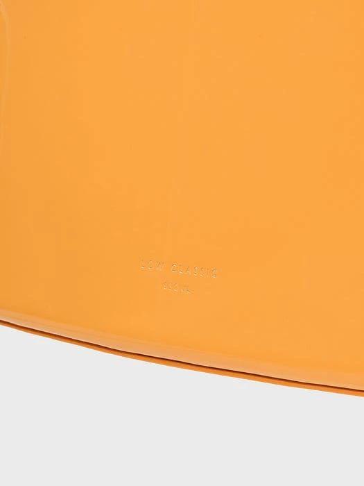 商品Low Classic|NEW CURVE BAG - ORANGE,价格¥2842,第4张图片详细描述