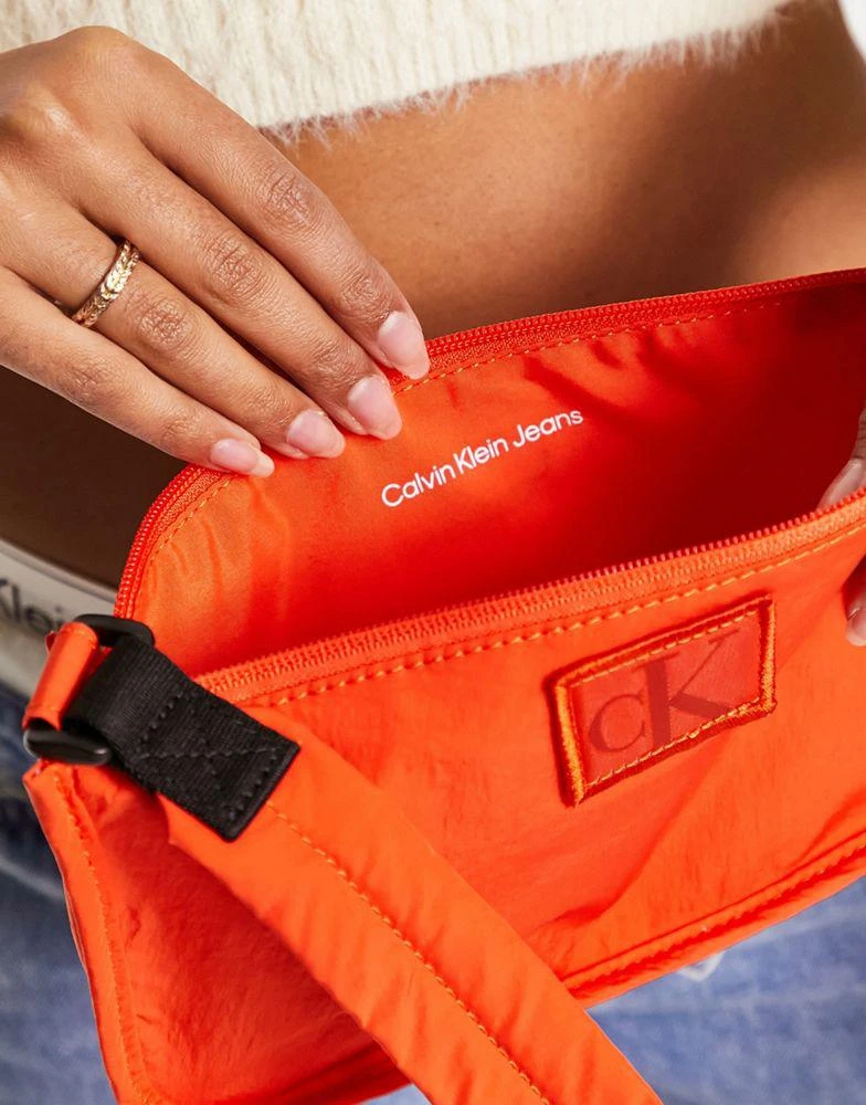 商品Calvin Klein|Calvin Klein Jeans city nylon shoulder bag in coral orange,价格¥397,第3张图片详细描述