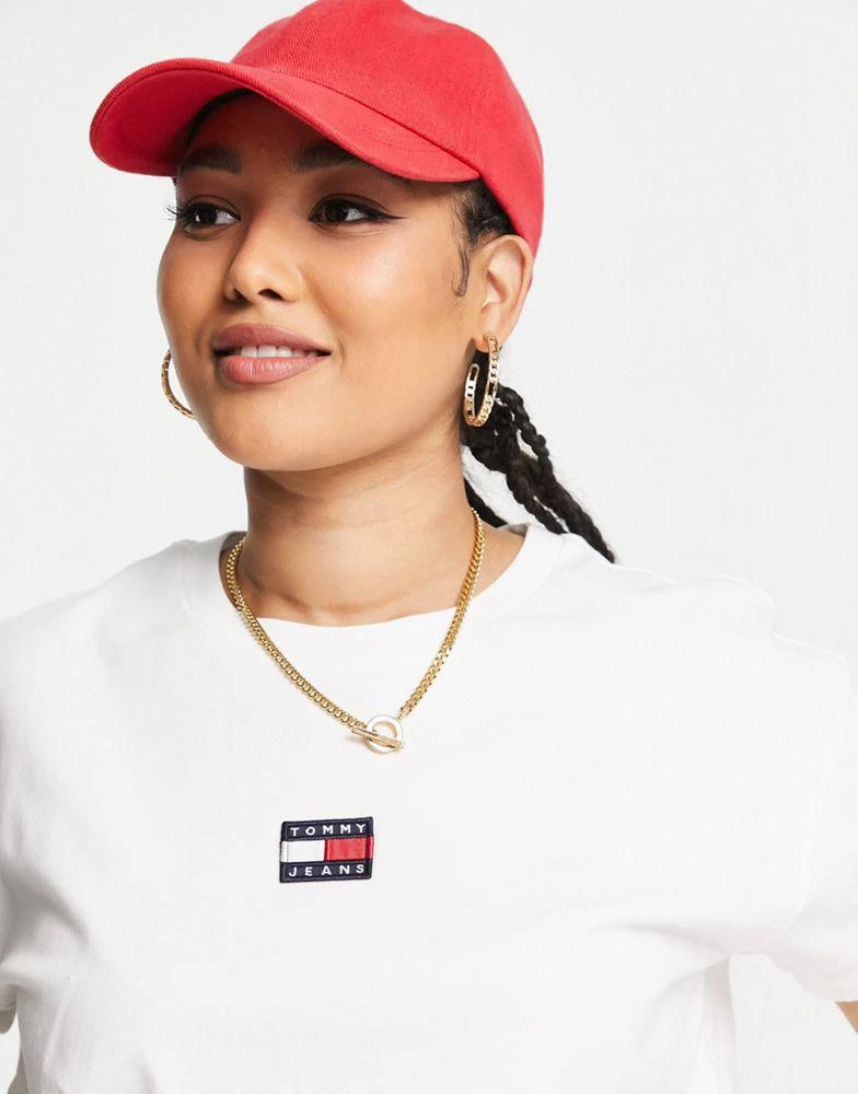 商品Tommy Jeans|Tommy Jeans Plus cotton oversized centre badge t-shirt in white  - WHITE,价格¥357,第3张图片详细描述