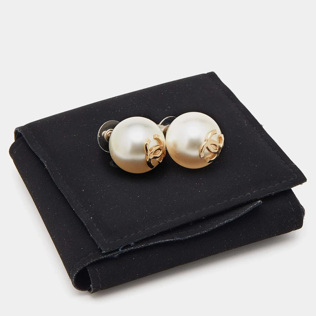 商品[二手商品] Chanel|Chanel Gold Tone Large Faux pearl CC Stud Earrings,价格¥3638,第4张图片详细描述