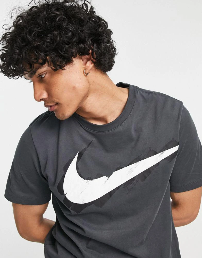 商品NIKE|Nike Training Sport Clash logo t-shirt in grey,价格¥137,第2张图片详细描述