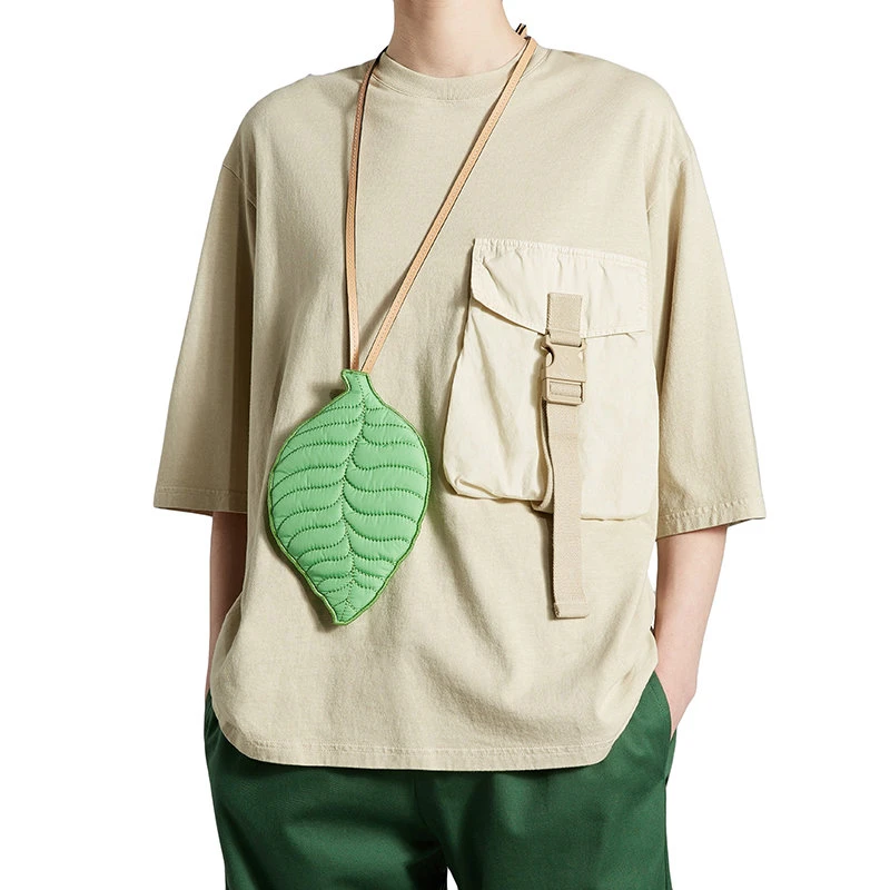 商品Moncler|��【预售3-7天】Moncler/蒙克莱 22年秋冬新款 JW Anderson系列 男女同款米色纯棉饰口袋短袖T恤H209E8C00001829JS201,价格¥2638,第4张图片详细描述