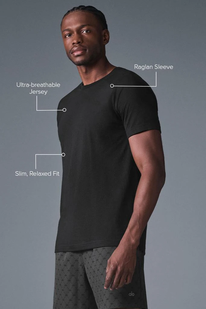 商品Alo|Triumph Raglan Tee - Black,价格¥483,第2张图片详细描述