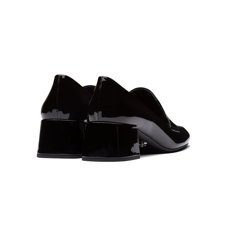 商品Prada|【预售3-7天】PRADA/普拉达  Mocassini Triangolo系列 女士黑色皮革饰涂珐琅三角形金属徽标漆皮乐福鞋1D763M_069_F0002_F_045,价格¥6957,第5张图片详细描述