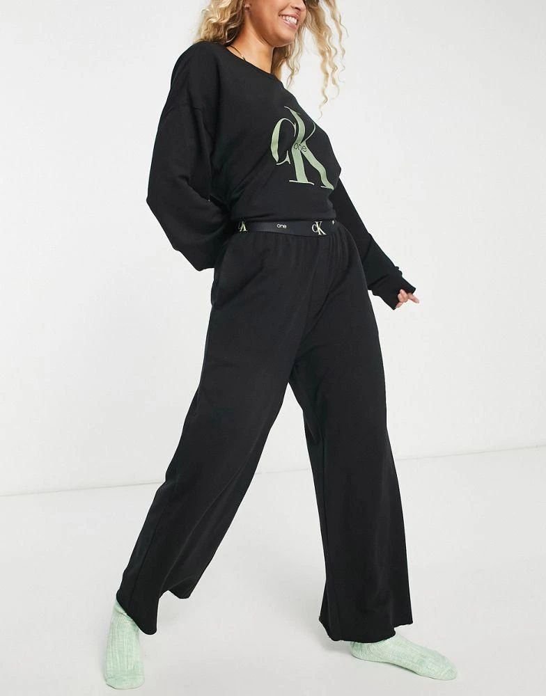 商品Calvin Klein|Calvin Klein CK One Cotton Logo oversized straight leg jogger in black,价格¥393,第4张图片详细描述