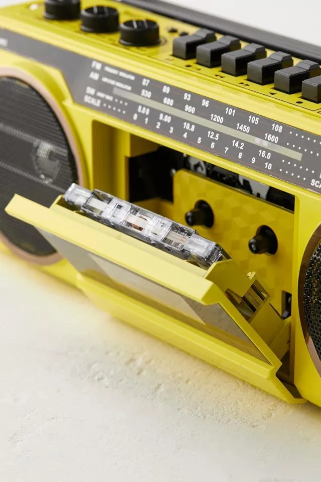 商品Urban Outfitters|UO Retro Yellow Wireless Boombox Speaker,价格¥340,第4张图片详细描述