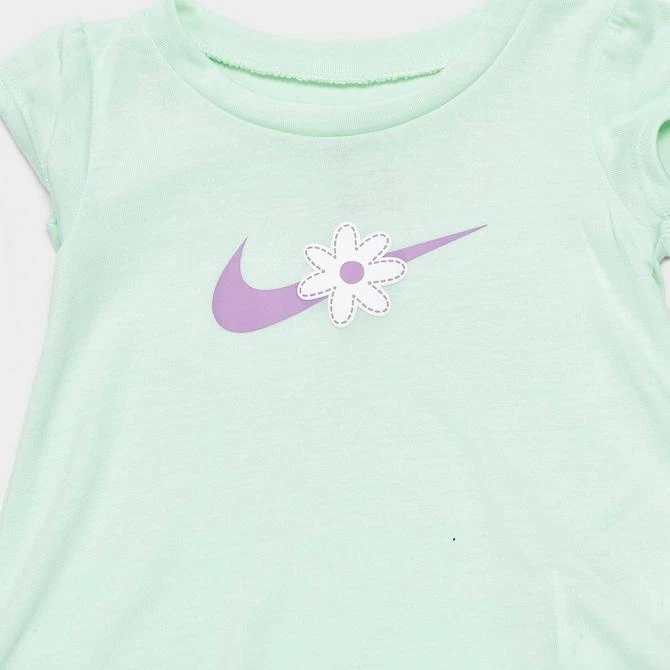 商品NIKE|Girls' Infant Nike Daisy T-Shirt and Bike Shorts Set,价格¥149,第2张图片详细描述