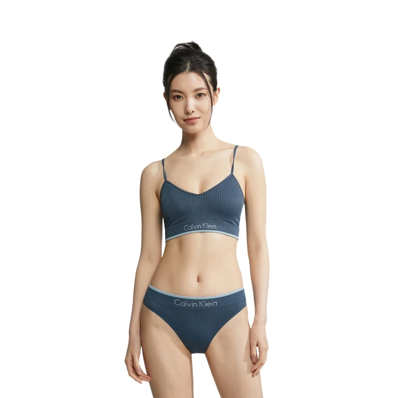 商品[国内直发] Calvin Klein|CALVIN KLEIN 可抽取插片无钢圈罗纹轻细肩带运动内衣 女款 雾霾蓝,价格¥326,第4张图片详细描述