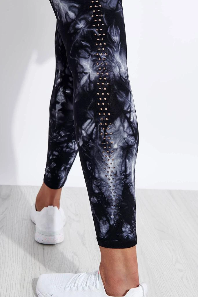 商品Free People Movement|Good Karma High Waisted 7/8 Legging - Black Tie-Dye,价格¥782,第4张图片详细描述