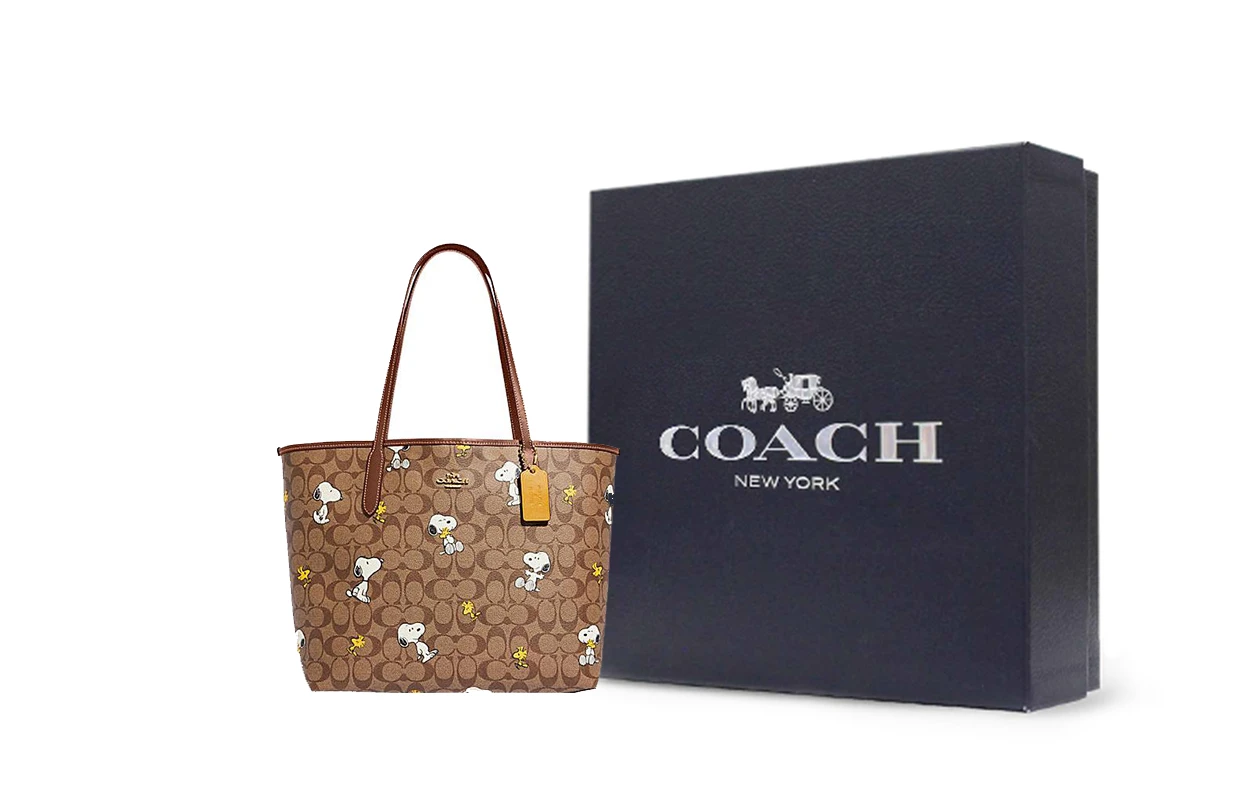 商品[国内直发] Coach|蔻驰 x Peanuts Snoopy 联名款 Dempsey 33 经典老花搭扣开合 人造革 托特包Tote包购物袋手提包单肩包 大号 女款 棕色,价格¥2597,第6张图片详细描述