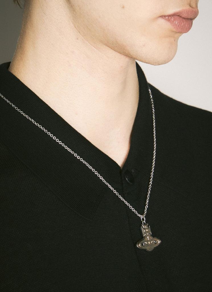 Vivienne Westwood、 MAN. LASZLO ORBL Man. Laszlo Orb Pendant Necklace in OXI-BRASS-PLATINUM-LIGHT