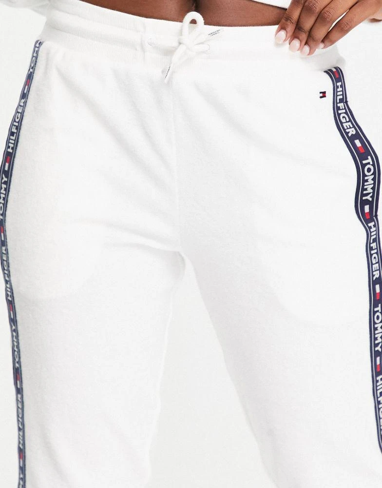 商品Tommy Hilfiger|Tommy Hilfiger Authentic Towelling logo joggers in white,价格¥395,第4张图片详细描述