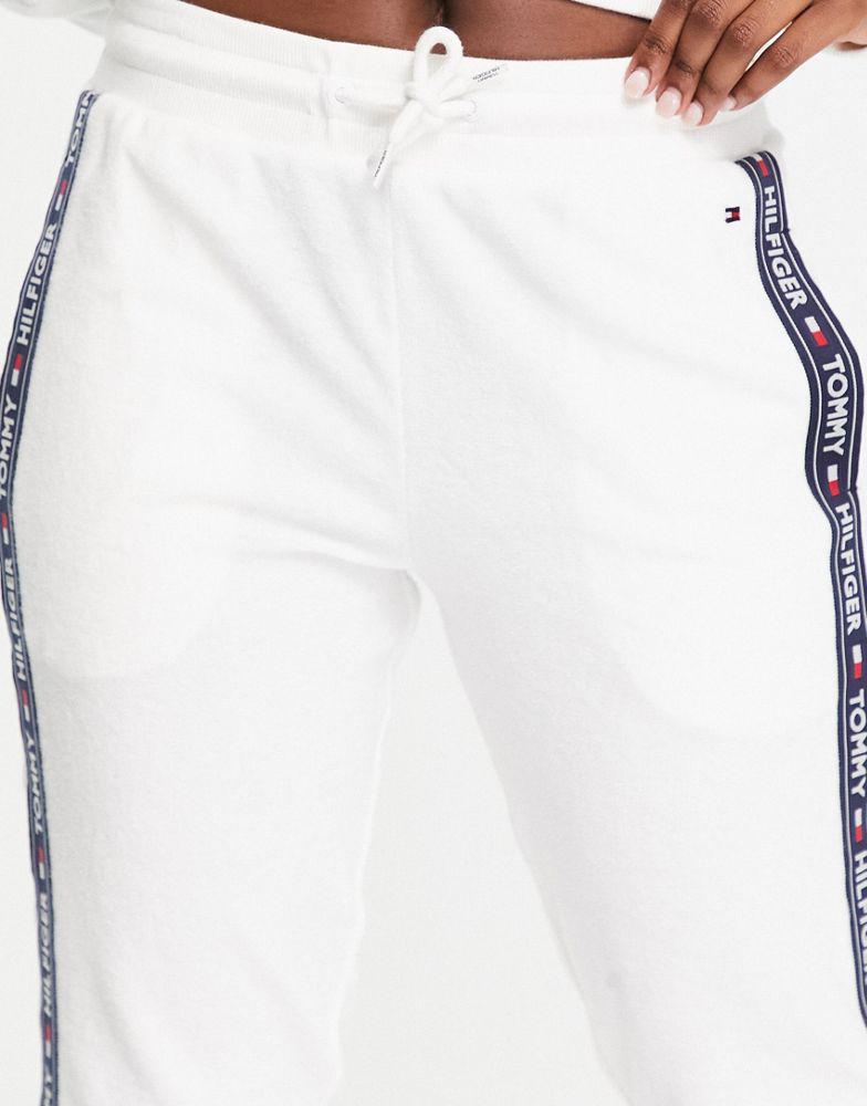 商品Tommy Hilfiger|Tommy Hilfiger Authentic Towelling logo joggers in white,价格¥526,第6张图片详细描述