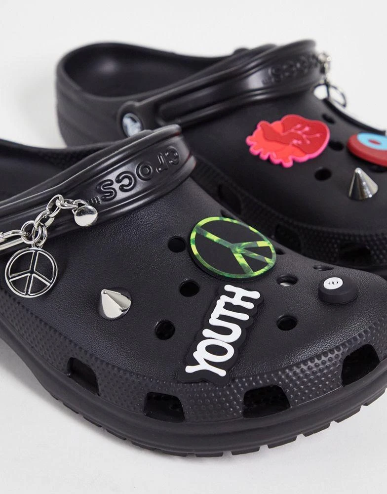 商品Crocs|Crocs classic clogs in black with jibbitz,价格¥490,第4张图片详细描述