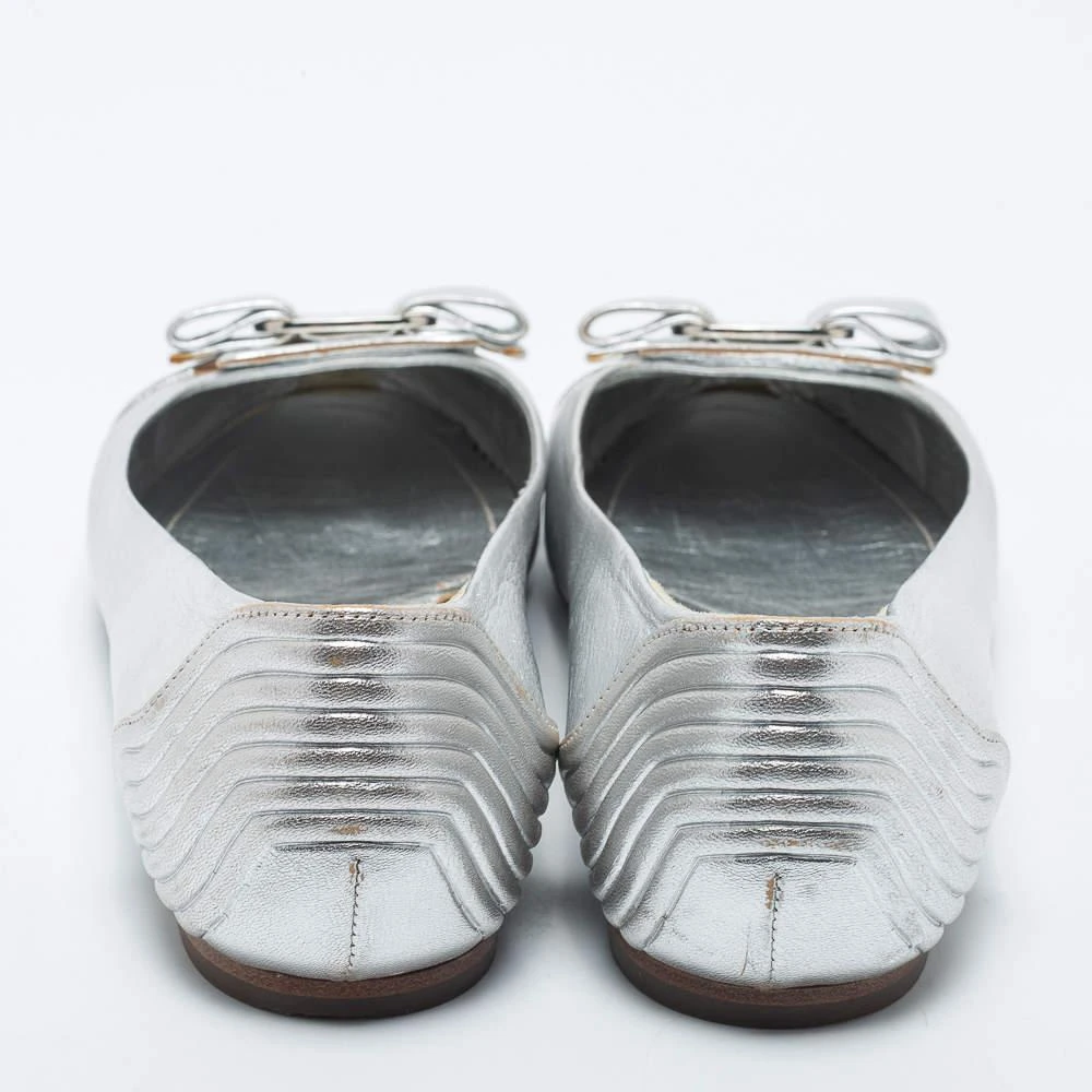 商品[二手商品] Salvatore Ferragamo|Salvatore Ferragamo Silver Leather Vara Bow Ballet Flats Size 38,价格¥983,第5张图片详��细描述