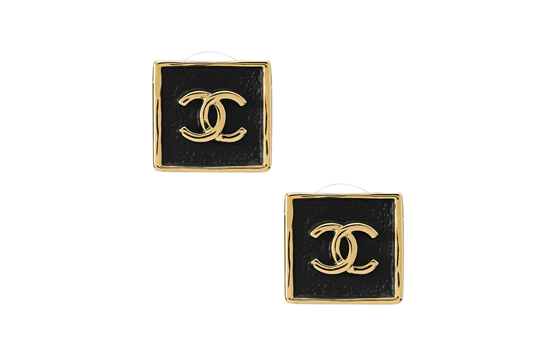商品[国内直发] Chanel|香奈儿 精致标志图案装饰 耳钉 女款 黑色,价格¥4790,第4张图片详细描述