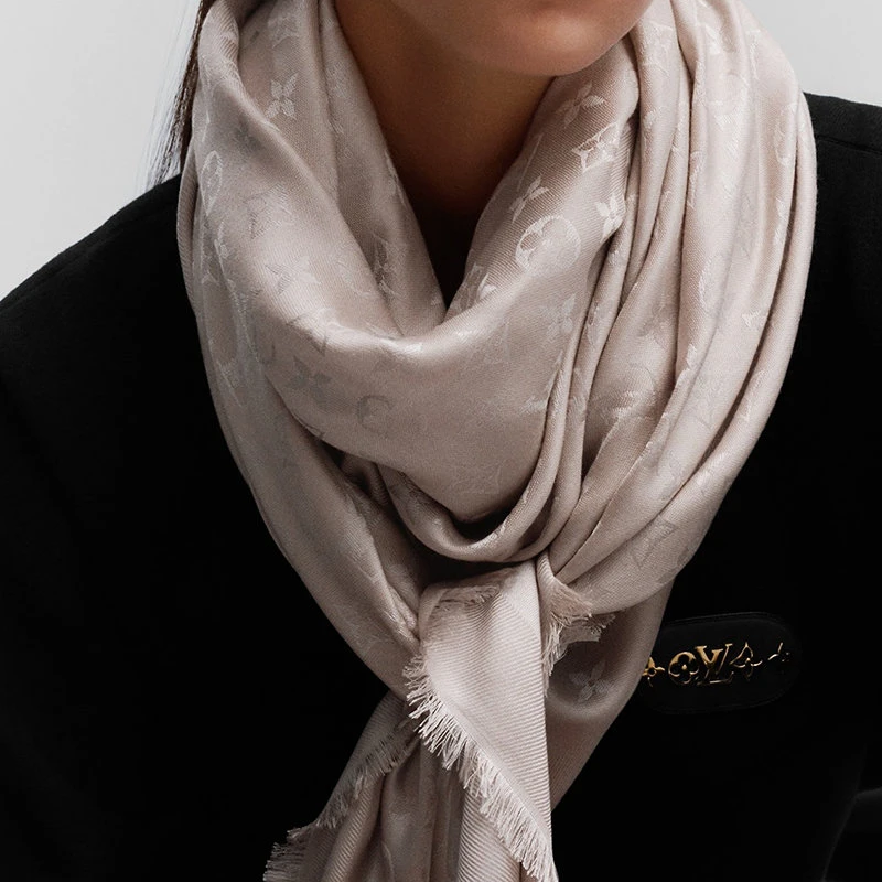 商品Louis Vuitton|【预售十天】路易威登23新款 女经典浅灰色真丝羊毛围巾M71336,价格¥4347,第6张图片详细描述