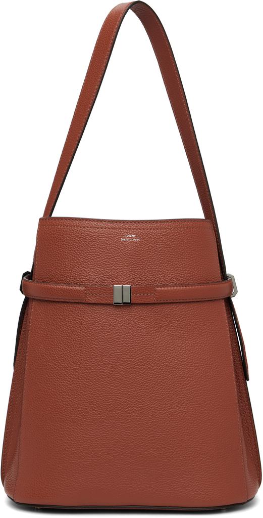 Bolso tipo cubo de piel granulada color camel con cinturón. image 2
