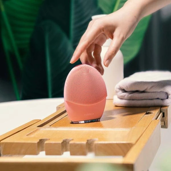 FOREO LUNA 4 Smart Facial Cleansing and Firming Massage Device - Balanced Skin 商品