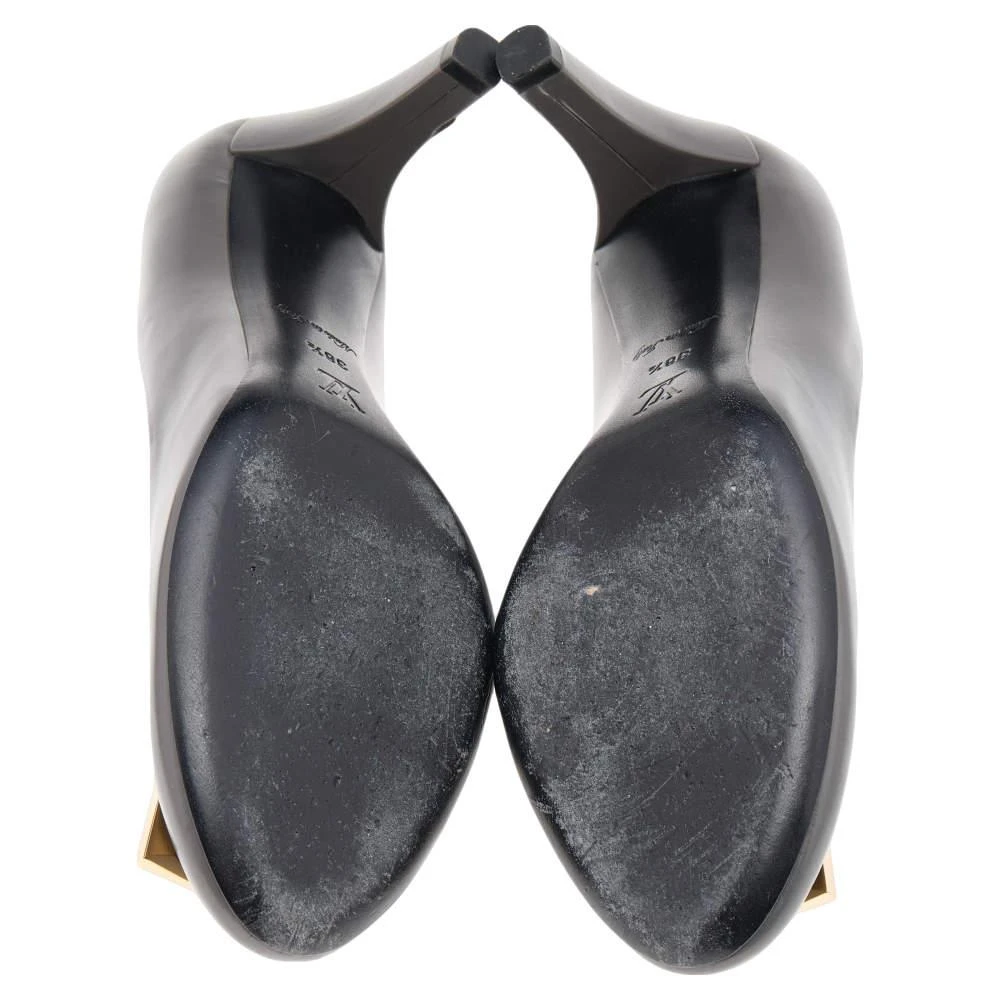 Louis Vuitton Grey Leather Metal Logo Embellished Pumps Size 38.5 商品
