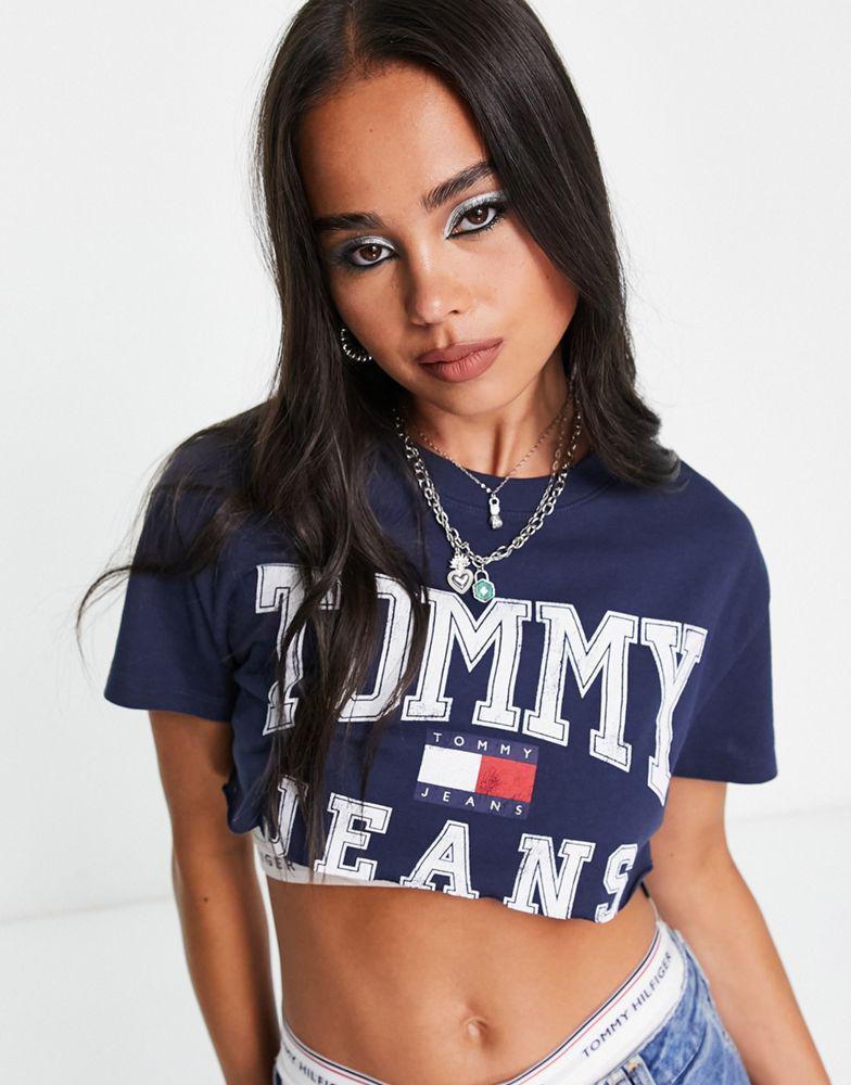 商品Tommy Jeans|Tommy Jeans x ASOS exclusive collab cropped logo t-shirt in navy,价格¥301,第5张图片详细描述
