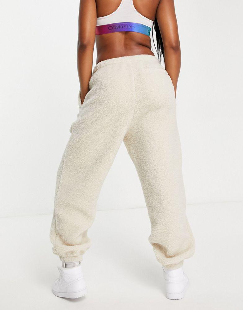 Calvin Klein Jeans logo sherpa joggers in eggshell商品第2张图片规格展示