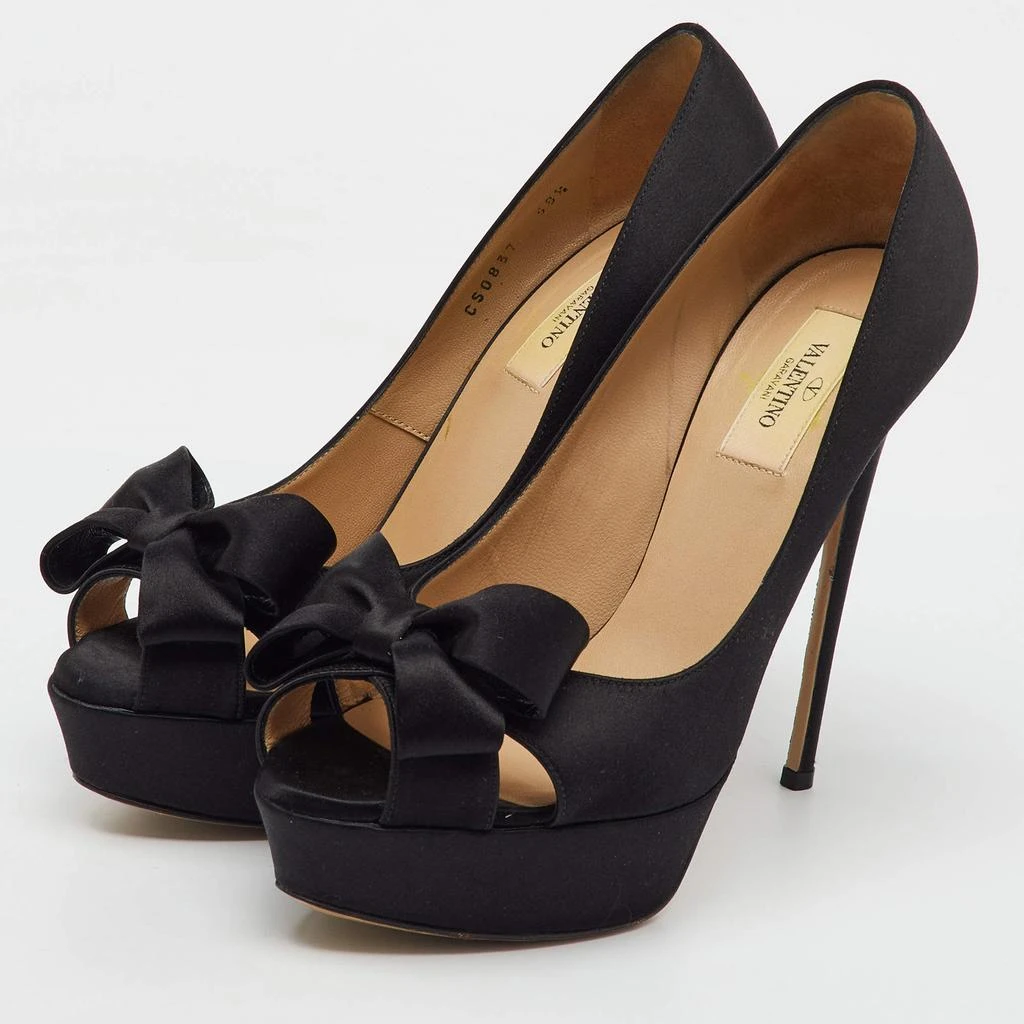 商品[二手商品] Valentino|Valentino Black Satin Couture Bow Peep Toe Platform Pumps Size 38.5,价格¥3581,第2张图片详细描述