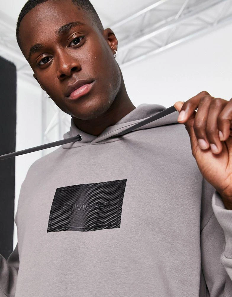 商品Calvin Klein|Calvin Klein textured logo box comfort hoodie in grey,价格¥676,第3张图片详细描述