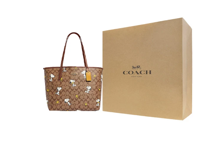 商品[国内直发] Coach|蔻驰 x Peanuts Snoopy 联名款 Dempsey 33 经典老花搭扣开合 人造革 托特包Tote包购物袋手提包单肩包 大号 女款 棕色,价格¥2597,第5张图片详细描述
