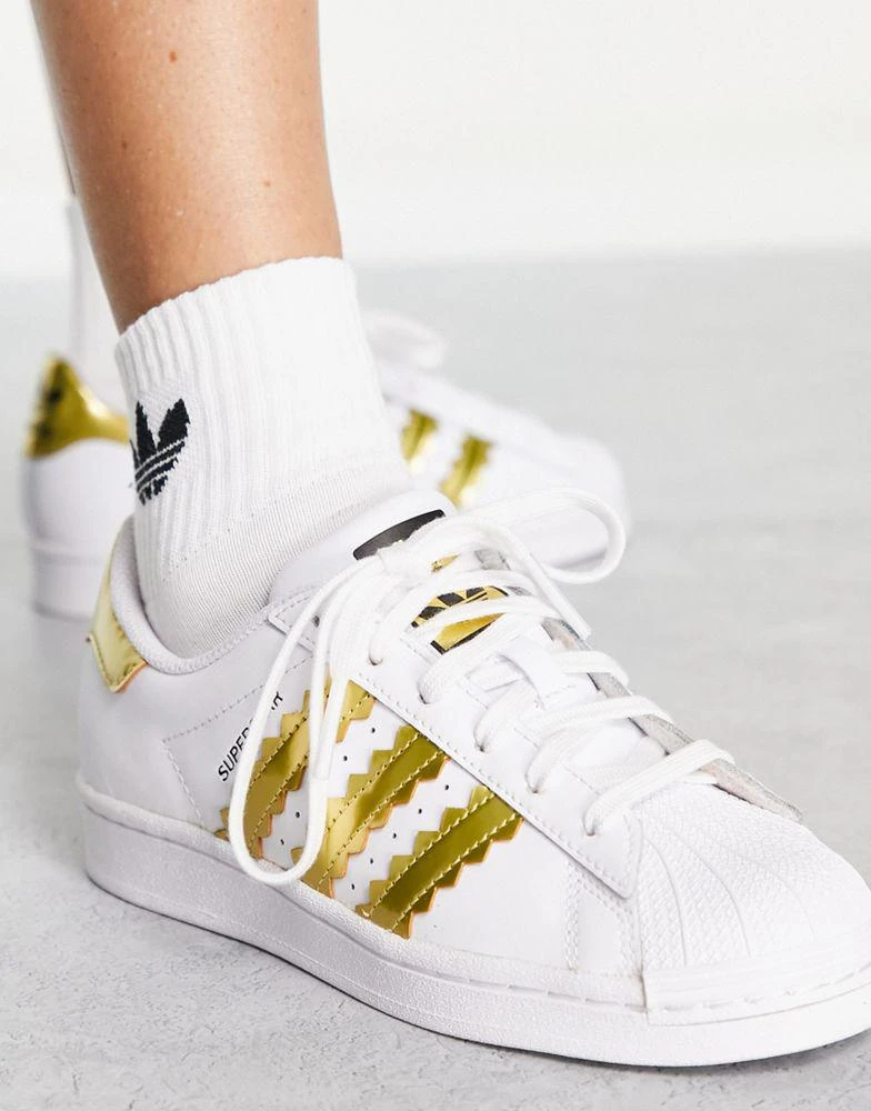 商品Adidas|adidas Superstar trainers in white with gold stripes,价格¥499,第3张图片详细描述