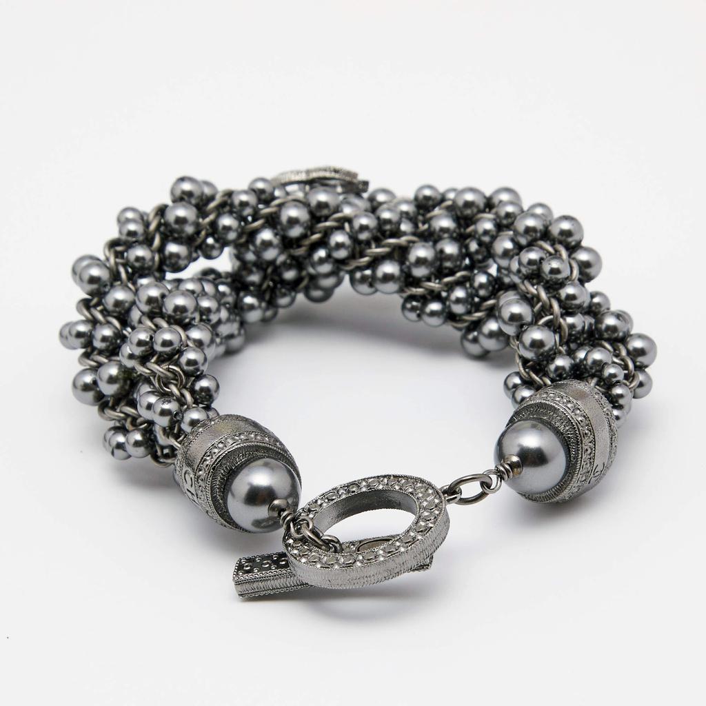 Chanel CC Grey Faux Pearls Gunmetal Tone Bracelet商品第4张图片规格展示