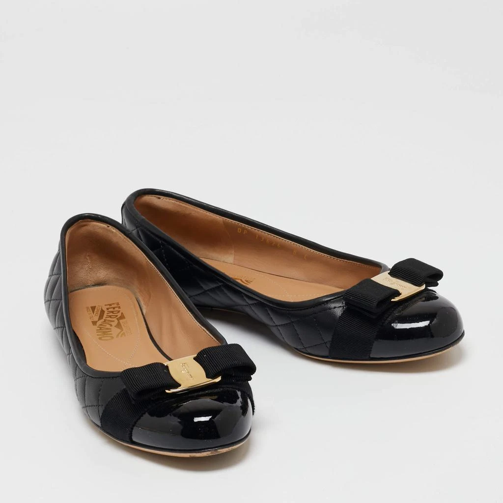 商品[二手商品] Salvatore Ferragamo|Salvatore Ferragamo Black Leather and Patent Cap-Toe Vara Bow Ballet Flats Size 38.5,价格¥3465,第4张图片详细描述