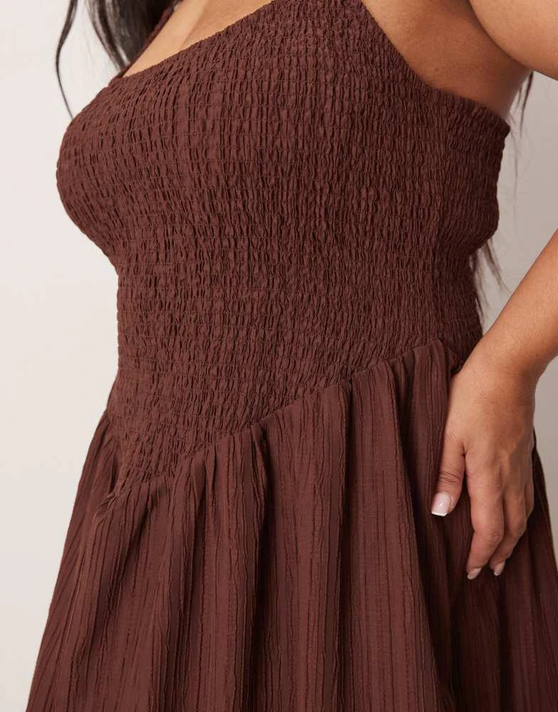 商品ASOS|ASOS DESIGN Curve scoop neck crinkle maxi dress with cross back in chocolate,价格¥335,第4张图片详细描述