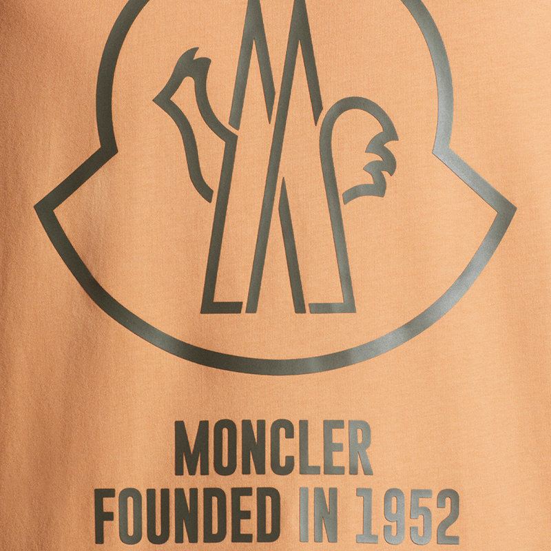 商品Moncler|【预售3-7天】Moncler/蒙克莱 22年秋冬新款 男士珊瑚色纯棉箔纸徽标印纹短袖T恤H10918C000298390T32T,价格¥1841,第7张图片详细描述