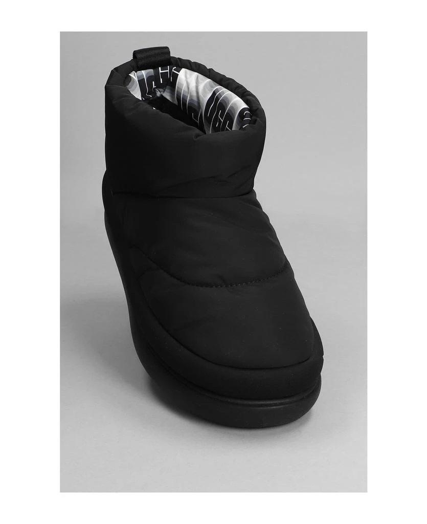 商品UGG|Classic Maxi Mini Low Heels Ankle Boots In Black Synthetic Fibers,价格¥1747,第5张图片详细描述