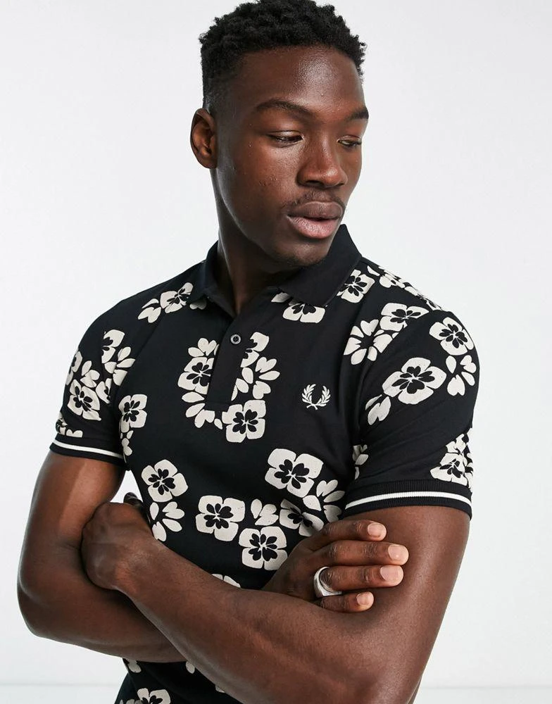 商品Fred Perry|Fred Perry floral print polo shirt in black,价格¥745,第3张图片详细描述