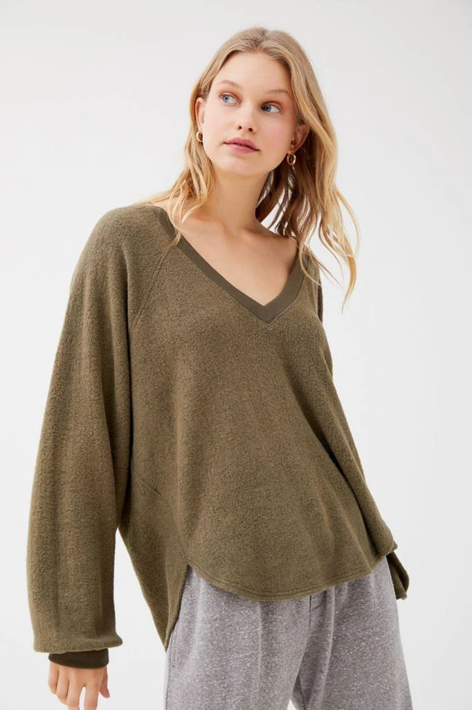 商品Urban Outfitters|UO Lilith Cozy V-Neck Top,价格¥151,第1张图片