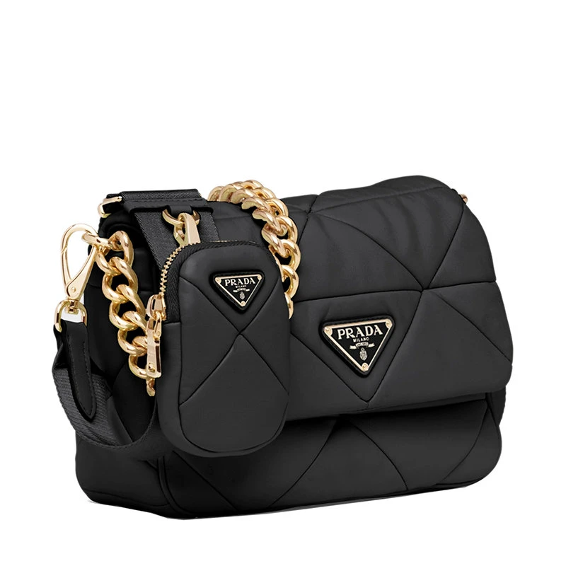 商品Prada|【预售3-7天】PRADA/普拉达 22春夏新款Prada System系列 女士黑色软羊革拼缝珐琅金三角扣复古金链配可拆卸的迷你小袋尼龙肩带��单肩斜跨手提链条包1BD292_2DMO_F0002_V_L9O,价格¥22858,第4张图片详细描述