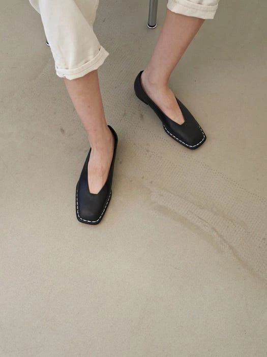 商品NEUTE|Freja Hand Stitch Loafer Shoes (Black),价格¥1900,第2张图片详细描述