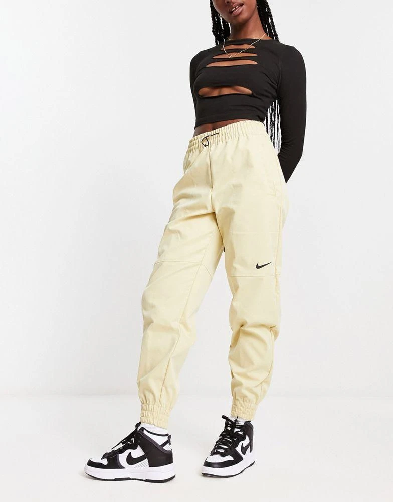 商品NIKE|Nike Swoosh woven cargo trousers in beige,价格¥290,第1张图片