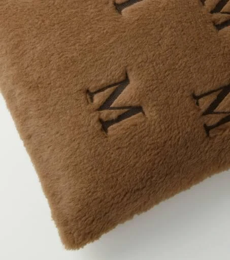 商品Max Mara|Monogrammed teddy cushion,价格¥1681,第4张图片详细描述