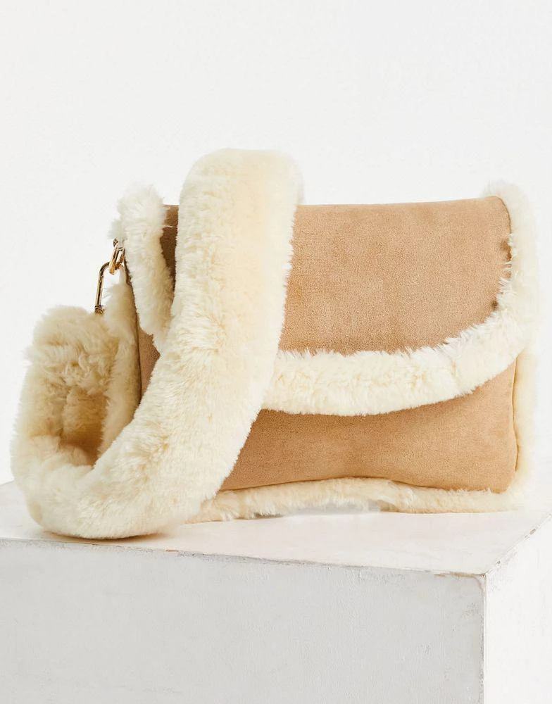 商品ASOS|ASOS DESIGN cross body messenger bag in faux shearling ,价格¥102,第4张图片详细描述