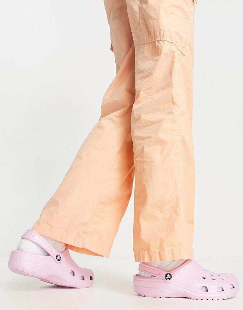 商品Crocs|Crocs classic clogs in ballerina pink,价格¥440,第3张图片详细描述