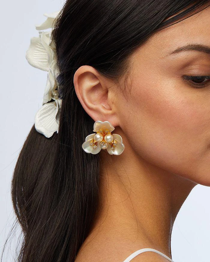 商品Lele Sadoughi|Imitation Pearl Blossom Button Statement Earrings,价格¥1084,第2张图片详细描述