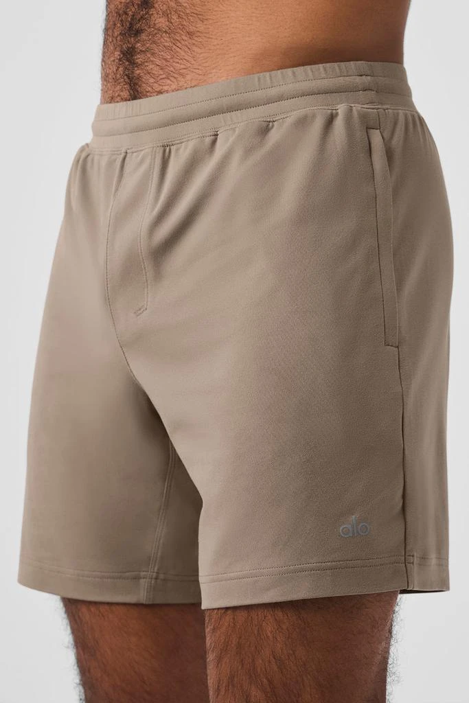 商品Alo|7" Conquer React Performance Short - Gravel,价格¥510,第4张图片详细描述