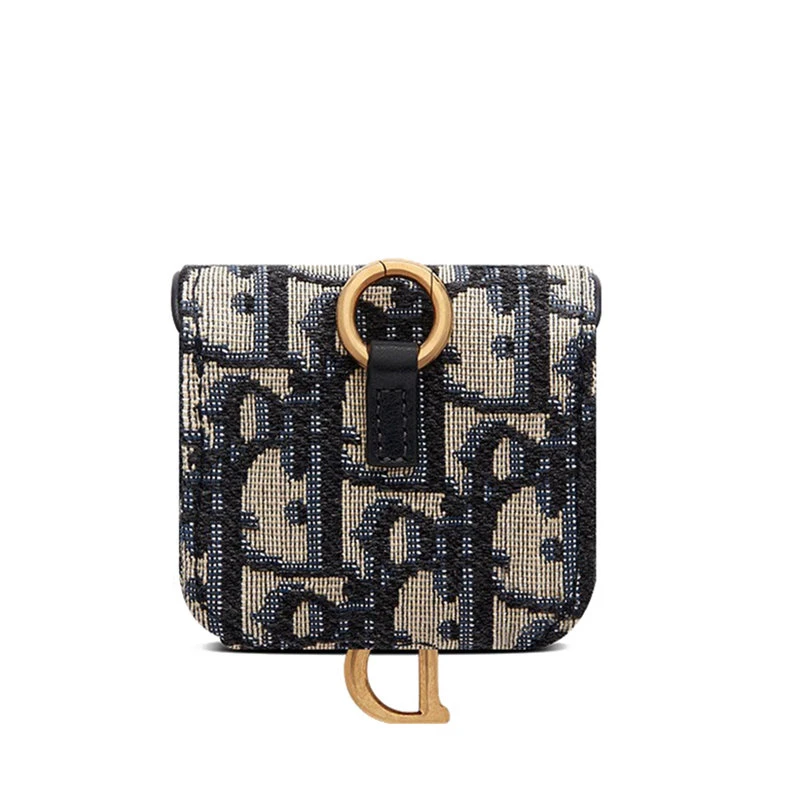 商品Dior|【预售3-7天】DIOR/迪奥 21秋冬 SADDLE系列 女士蓝色老花帆布金属D装饰马鞍AIRPODS PRO套S5675CTZQ_M928,价格¥4136,第6张图片详细描述