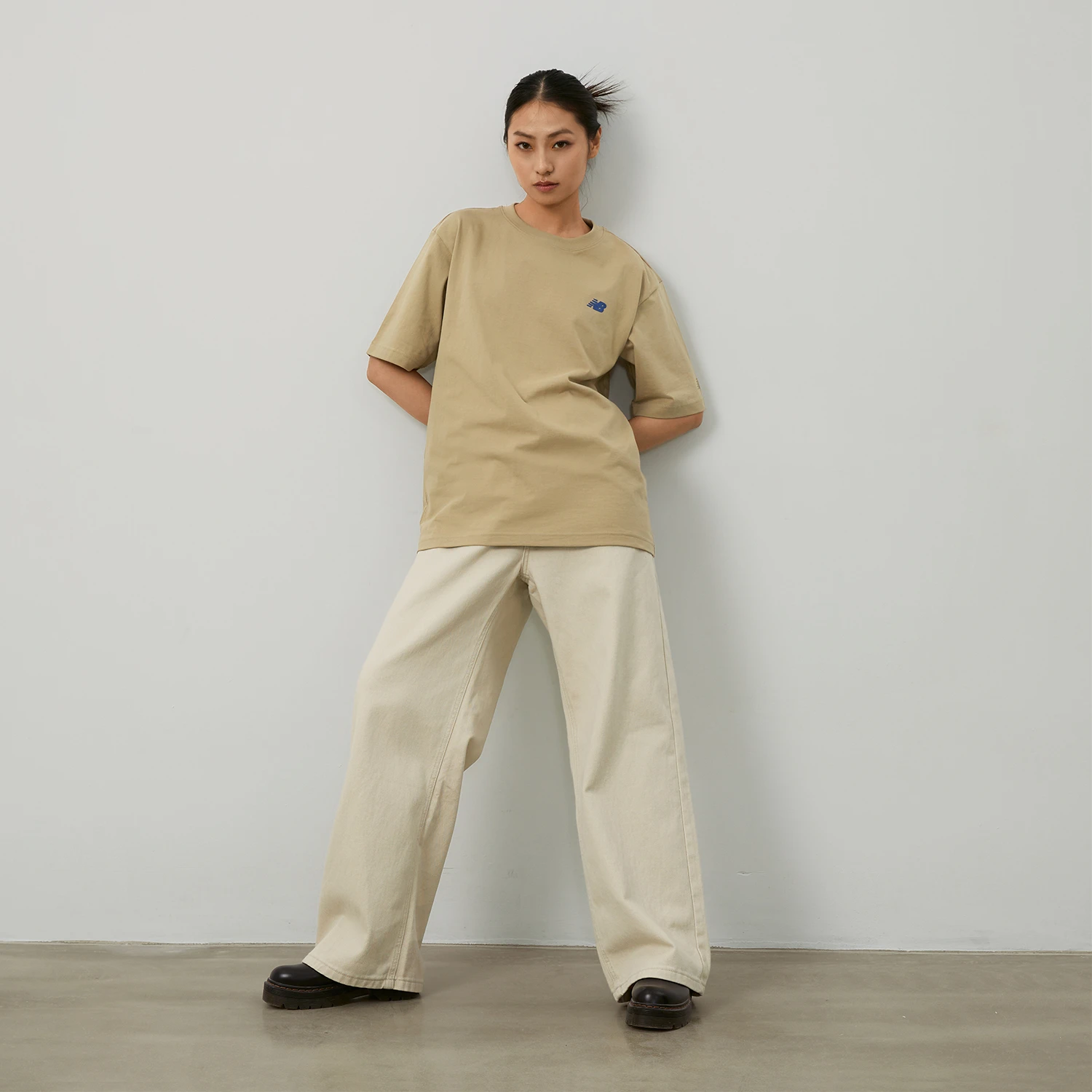 商品[国内直发] New Balance|x PK设计师联名款 向心生活插画系列 春日限定彩色印花漫画跑步健身训练舒适透气半袖T恤 男女同款 卡其色,价格¥293,第5张图片详细描述