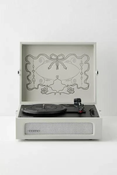 商品Crosley|Crosley UO Exclusive Embossed Bows Voyager Bluetooth Record Player,价格¥982,第3张图片详细描述